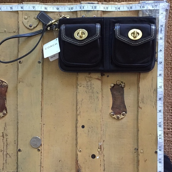 COACH BAG WRISTLET BLACK GOLD SLIM CLUTCH WRISTLET BAG NWT OS - Picture 2 of 15